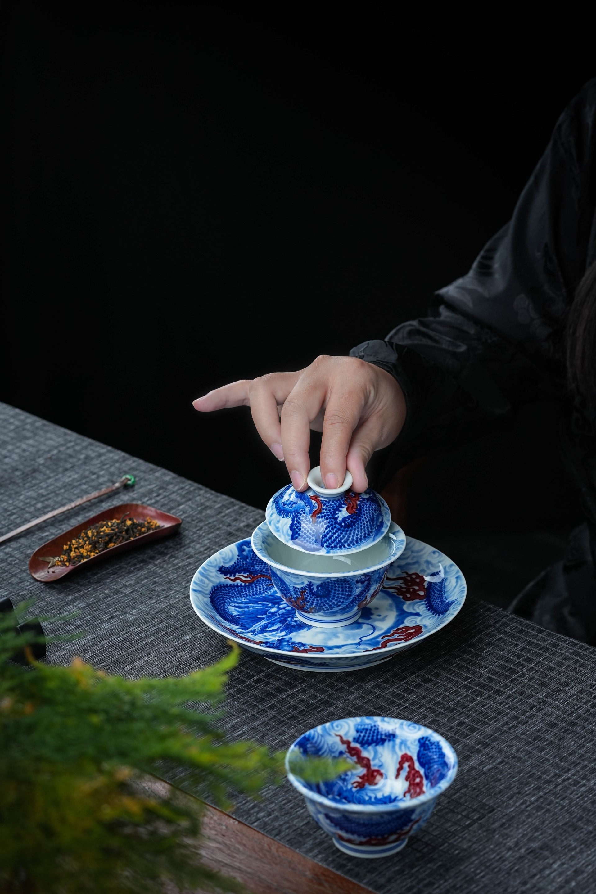 选永明尚玩认准正德御窑抖音直播间｜龙腾盛世青花釉里红套组彰显当代瓷艺魅力(图1)