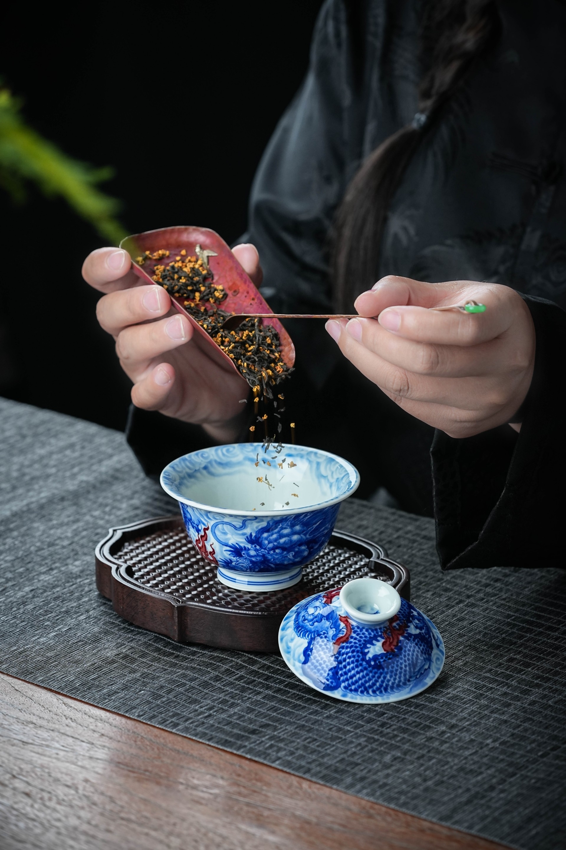 选永明尚玩认准正德御窑抖音直播间｜龙腾盛世青花釉里红套组彰显当代瓷艺魅力(图3)