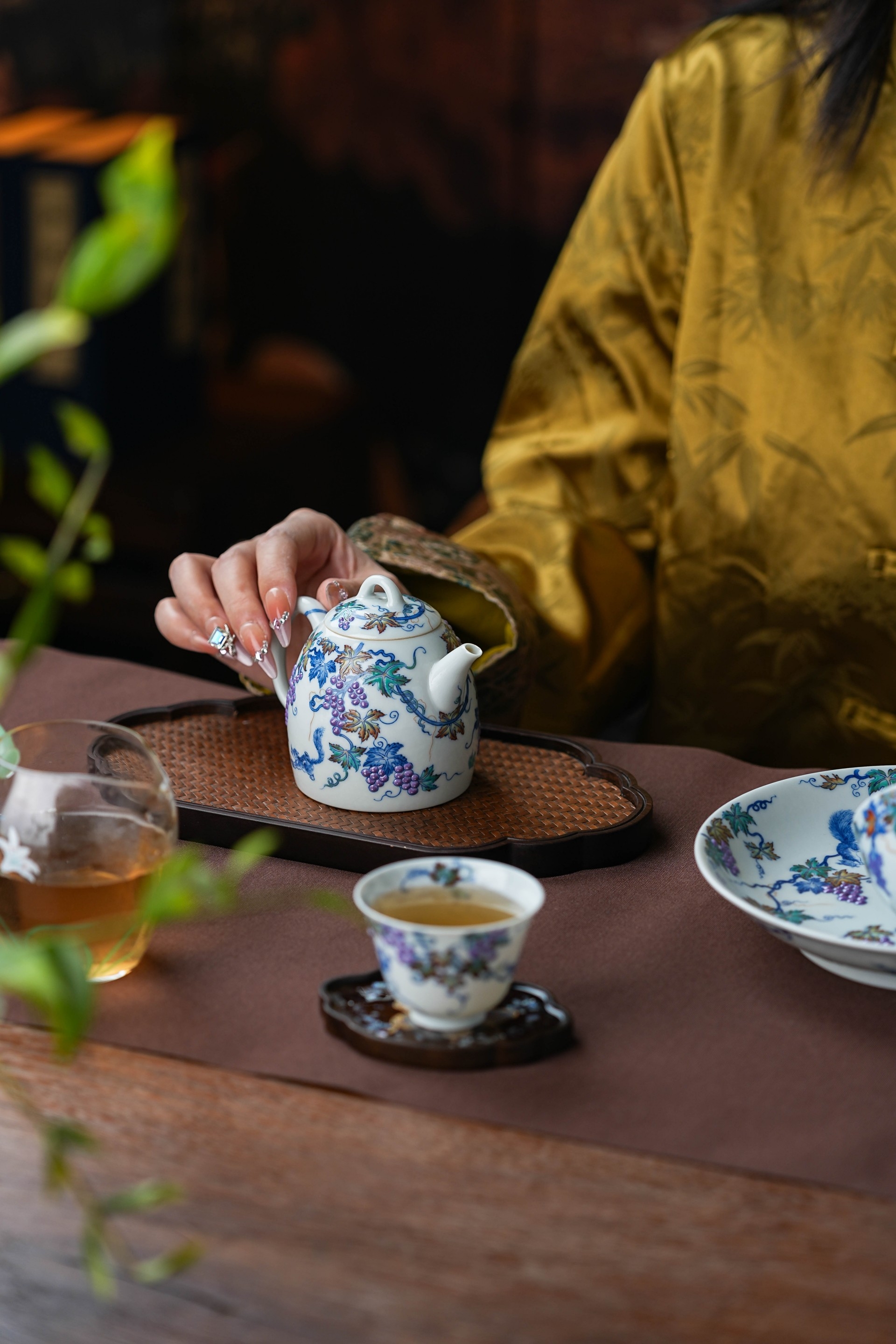 六逸堂新斗彩松鼠葡萄|名窑好器,买六逸堂推荐正德御窑直播间(图1) 六逸堂新斗彩松鼠葡萄|名窑好器,买六逸堂推荐正德御窑直播间(图1)
