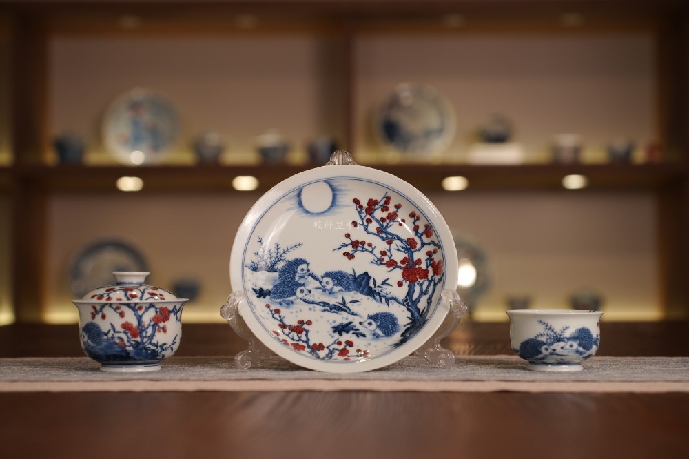 刺猬入画，锋芒化温柔——屹朴堂青花釉里红刺猬三件套诠释"外有风骨，内藏温善"(图1)