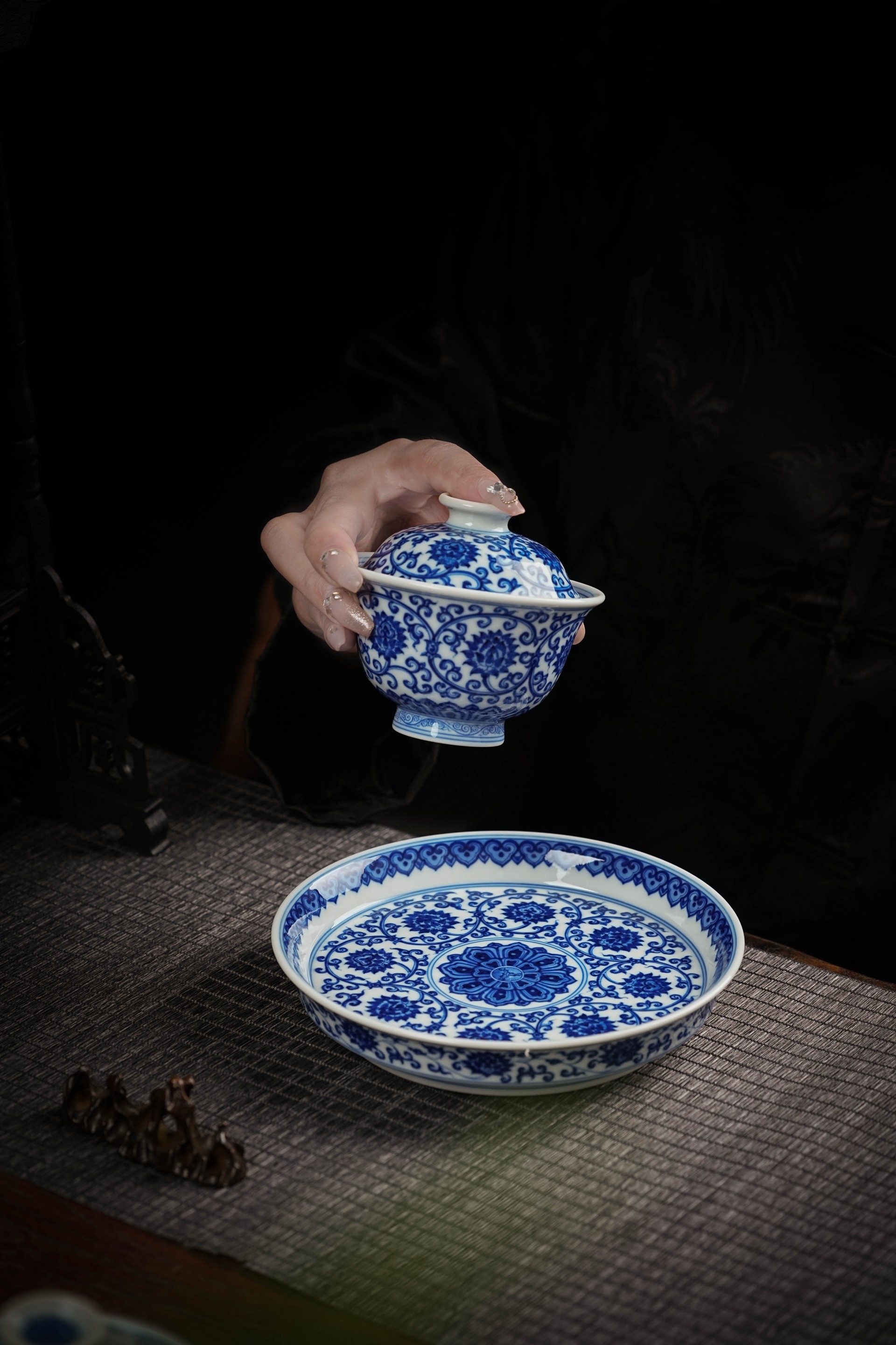 复永宣青花雅韵,品柴窑匠心之美——刘建锋窑双钩莲系列诠释当代窑口瓷风华(图2) 复永宣青花雅韵,品柴窑匠心之美——刘建锋窑双钩莲系列诠释当代窑口瓷风华(图2)