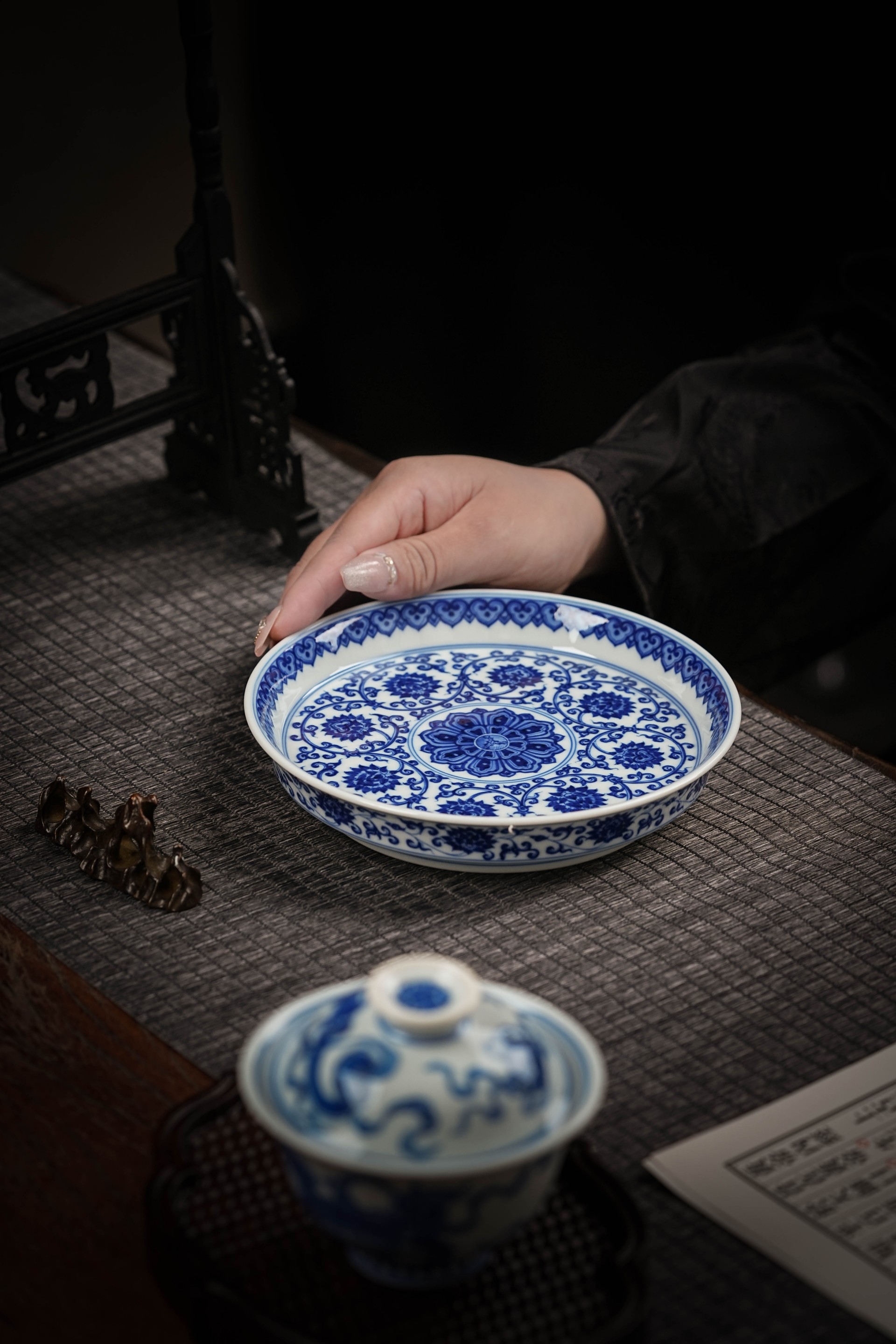 复永宣青花雅韵,品柴窑匠心之美——刘建锋窑双钩莲系列诠释当代窑口瓷风华(图3) 复永宣青花雅韵,品柴窑匠心之美——刘建锋窑双钩莲系列诠释当代窑口瓷风华(图3)