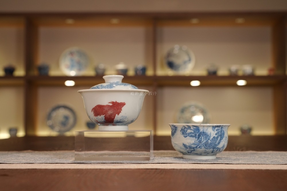 屹朴堂原矿青花釉里红「鱼化龙」盖碗套组,一红一蓝双龙入席茶桌(图1) 屹朴堂原矿青花釉里红「鱼化龙」盖碗套组,一红一蓝双龙入席茶桌(图1)