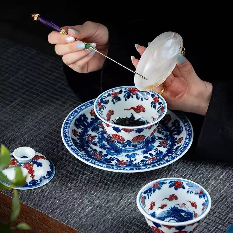 官窑风骨续写当代茶器美学 永明尚玩年锦纹青花釉里红系列成收藏新标杆(图2)