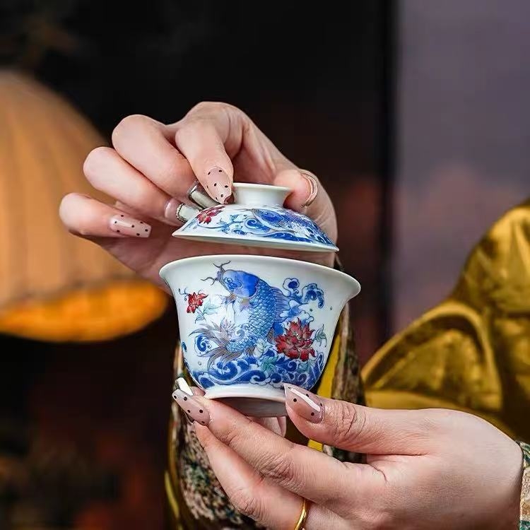 匠心绘青花 雅瓷启新境|六逸堂以双线矩阵解锁高端瓷艺品鉴新体验(图1) 匠心绘青花 雅瓷启新境|六逸堂以双线矩阵解锁高端瓷艺品鉴新体验(图1)