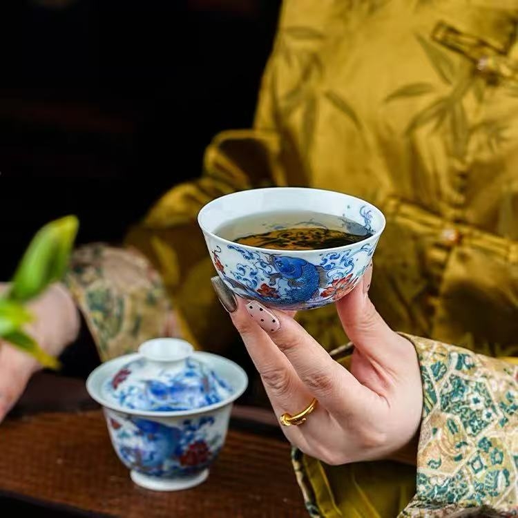 匠心绘青花 雅瓷启新境|六逸堂以双线矩阵解锁高端瓷艺品鉴新体验(图2) 匠心绘青花 雅瓷启新境|六逸堂以双线矩阵解锁高端瓷艺品鉴新体验(图2)