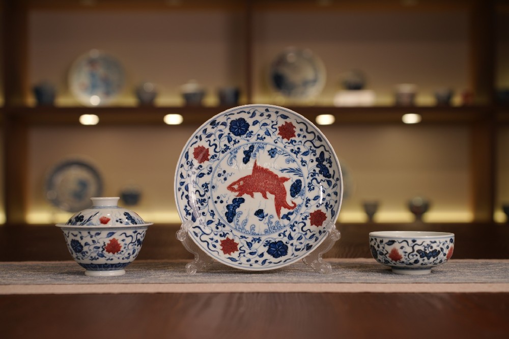 一器鱼莲,红蓝映古——屹朴堂青花釉里红鱼莲纹套组(图1) 一器鱼莲,红蓝映古——屹朴堂青花釉里红鱼莲纹套组(图1)