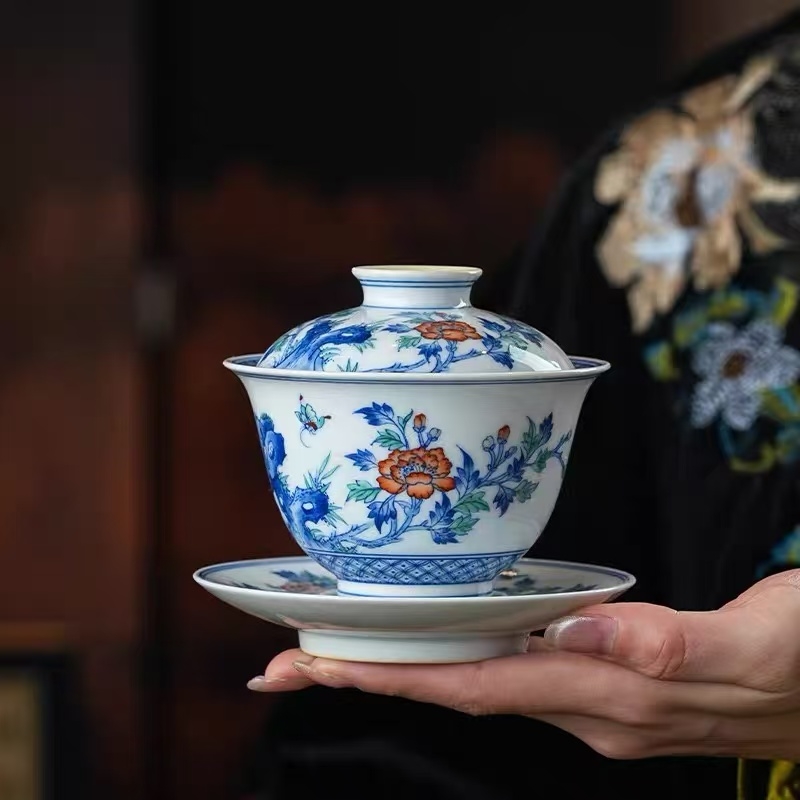 蝶舞芳华,瓷韵生香|涂杏花窑青花斗彩牡丹系列,双线品鉴体系开启赏瓷新范式(图2) 蝶舞芳华,瓷韵生香|涂杏花窑青花斗彩牡丹系列,双线品鉴体系开启赏瓷新范式(图2)