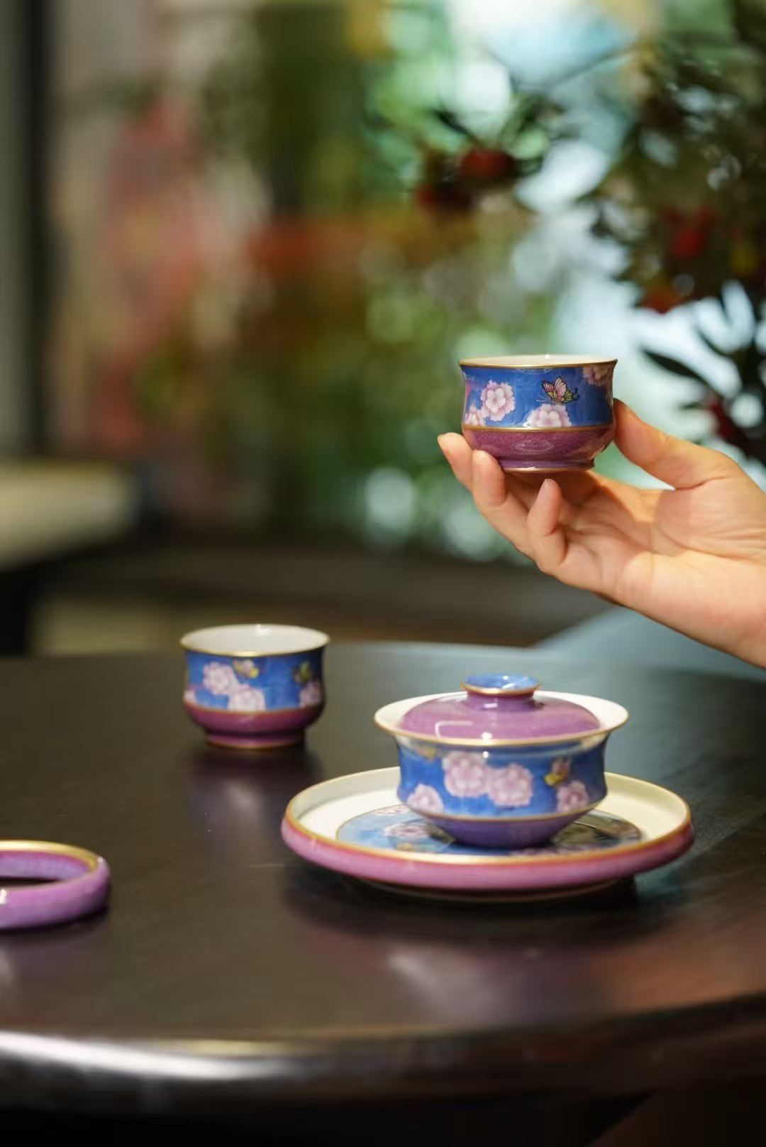 紫钧蓝地斗彩桃花套组|华隐堂力作,藏于器中的春日风华(图1) 紫钧蓝地斗彩桃花套组|华隐堂力作,藏于器中的春日风华(图1)