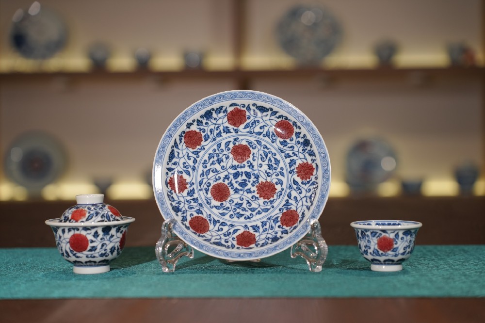 屹朴堂青花釉里红缠枝松竹梅套组,外繁内雅铺陈完整茶席(图1) 屹朴堂青花釉里红缠枝松竹梅套组,外繁内雅铺陈完整茶席(图1)