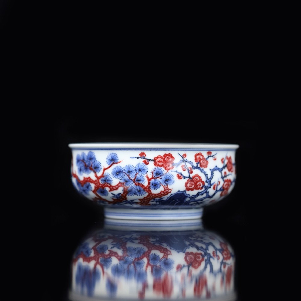 青花写松竹,釉里红点梅|片云晚谷青花釉里红岁寒三友套组,诠释当代窑口的古法匠心(图1) 青花写松竹,釉里红点梅|片云晚谷青花釉里红岁寒三友套组,诠释当代窑口的古法匠心(图1)