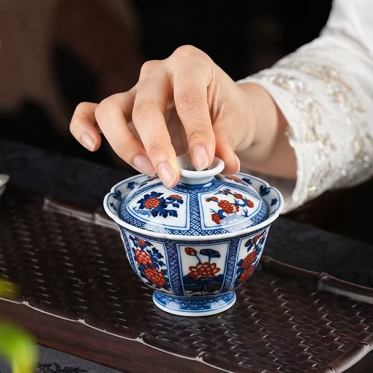 繁花入盏,八方纳祥:永明尚玩以匠心釉里红筑造当代瓷艺美学(图4) 繁花入盏,八方纳祥:永明尚玩以匠心釉里红筑造当代瓷艺美学(图4)