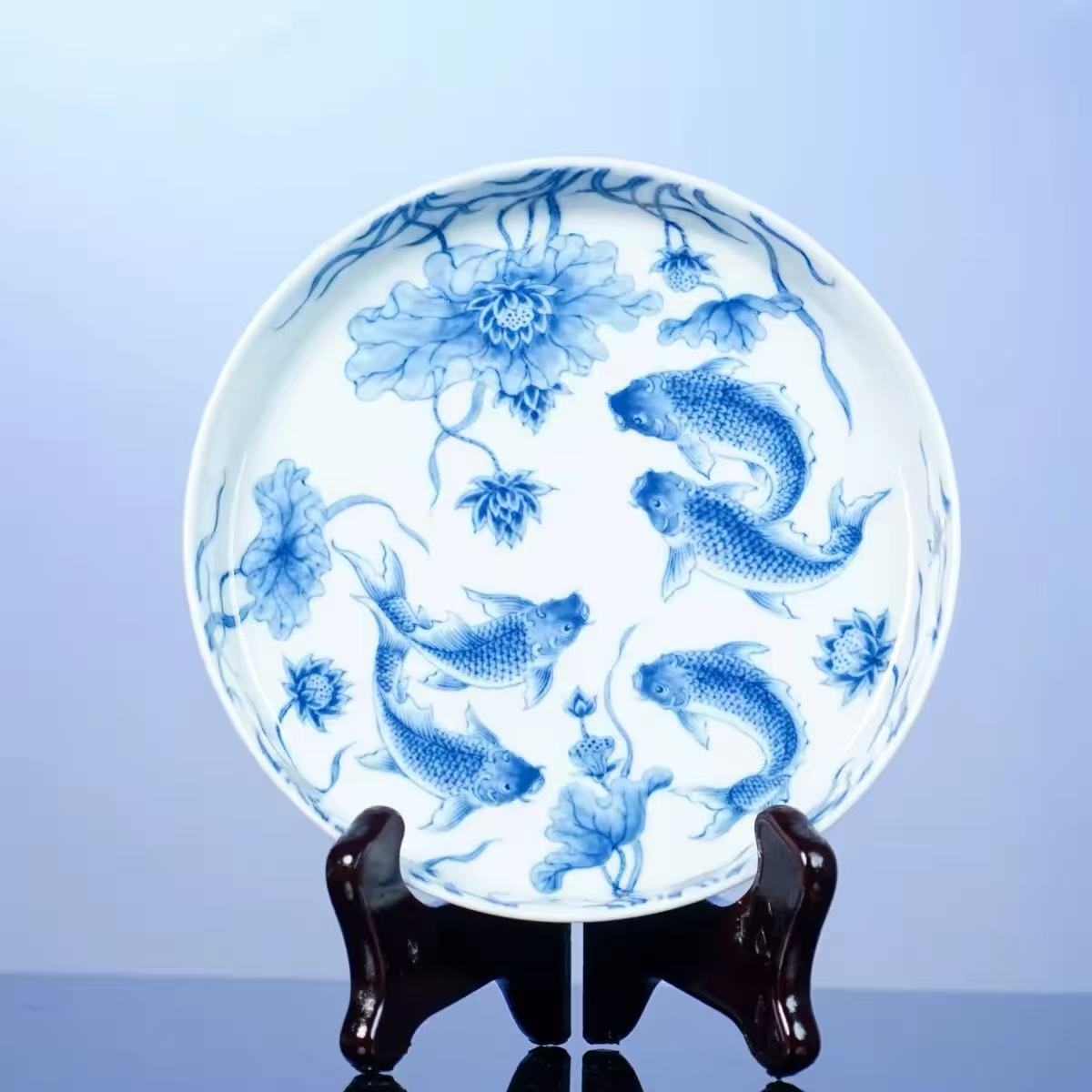 望月怀古:九鲤戏荷承古意,一釉青花见匠心(图1) 望月怀古:九鲤戏荷承古意,一釉青花见匠心(图1)