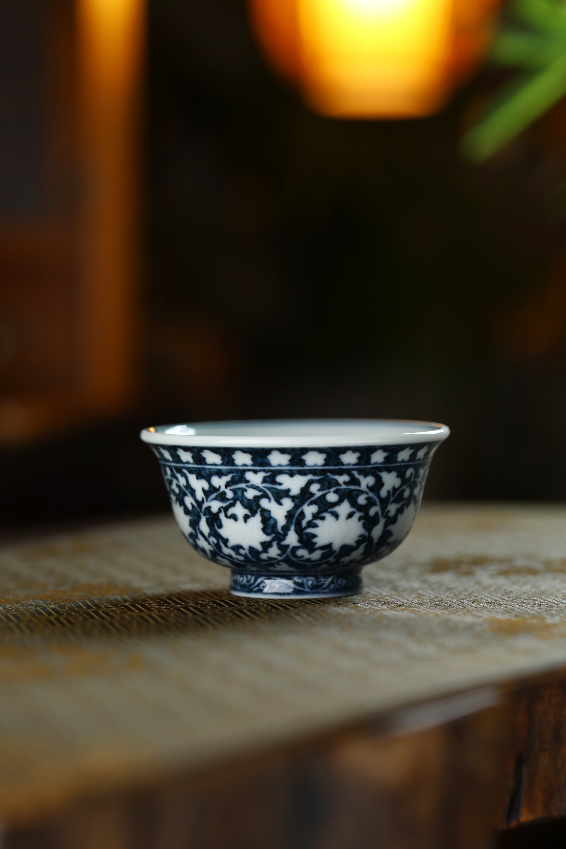 松火炼玉脂,青花承永宣 —— 布一窑:以专一匠心,构筑当代柴窑青花的收藏美学(图2) 松火炼玉脂,青花承永宣 —— 布一窑:以专一匠心,构筑当代柴窑青花的收藏美学(图2)