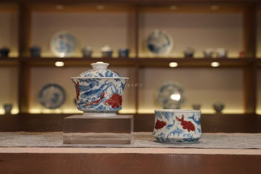 屹朴堂青花釉里红「鱼多多」茶器套组新品发布：红蓝绘鱼藻，雅器藏余庆(图1)