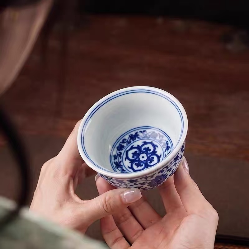 青花绘宝相,雅器藏清欢|刘建锋窑仿清青花缠枝宝相花压手杯(图2) 青花绘宝相,雅器藏清欢|刘建锋窑仿清青花缠枝宝相花压手杯(图2)