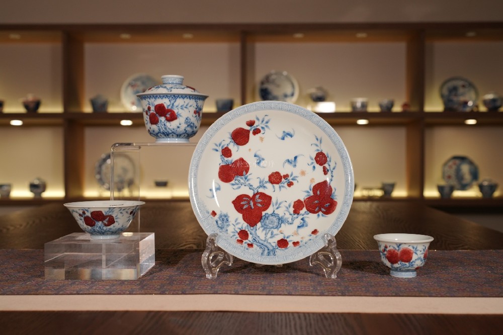 屹朴堂青花釉里红九桃五福茶器套组:窑火凝珍,绘就福寿雅韵(图1) 屹朴堂青花釉里红九桃五福茶器套组:窑火凝珍,绘就福寿雅韵(图1)