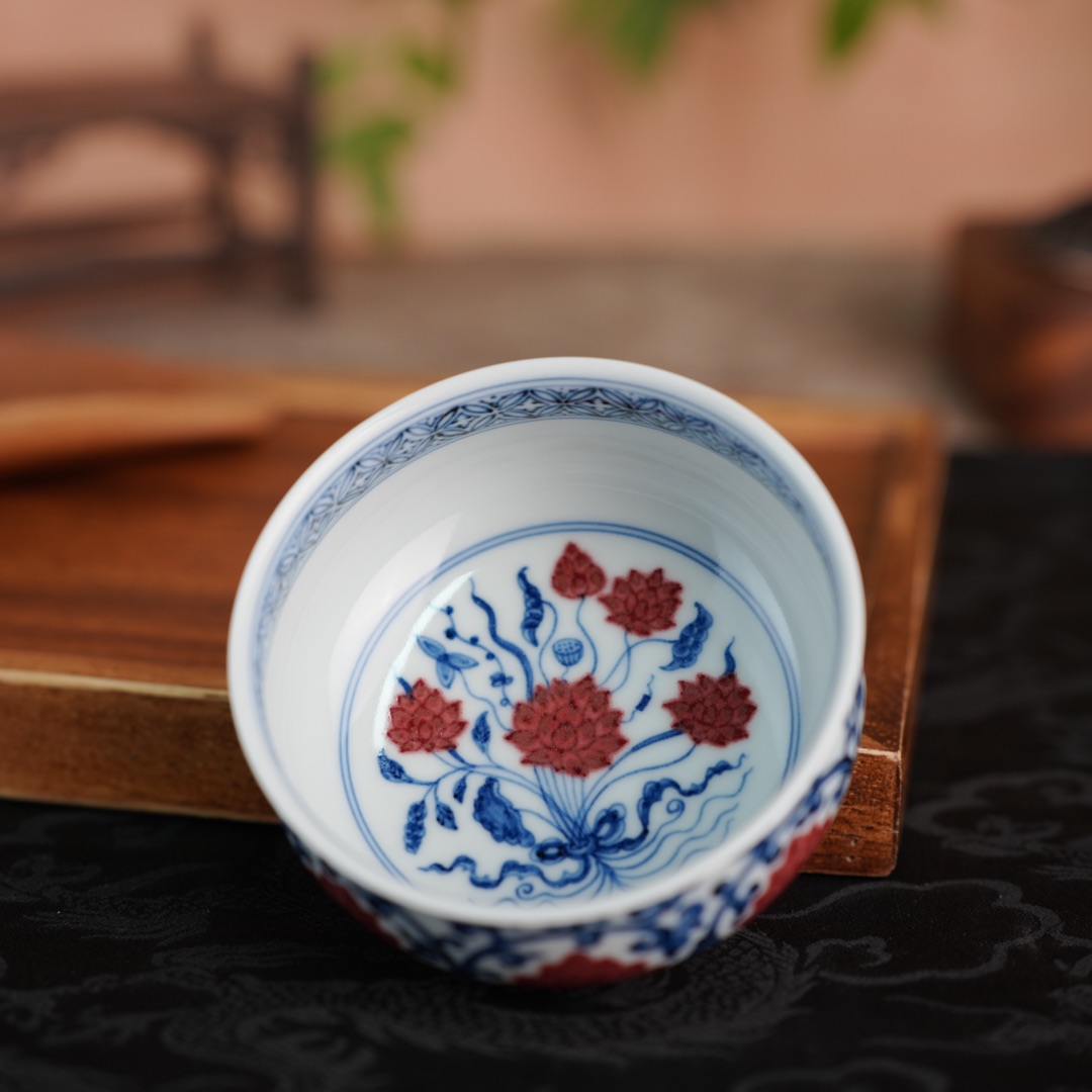 红得太听话要留神|九敬堂釉里红牛血红辨伪:贴花、喷绘与色料红的破绽(图1) 红得太听话要留神|九敬堂釉里红牛血红辨伪:贴花、喷绘与色料红的破绽(图1)
