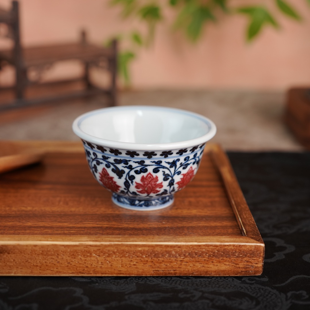 红得太听话要留神|九敬堂釉里红牛血红辨伪:贴花、喷绘与色料红的破绽(图2) 红得太听话要留神|九敬堂釉里红牛血红辨伪:贴花、喷绘与色料红的破绽(图2)