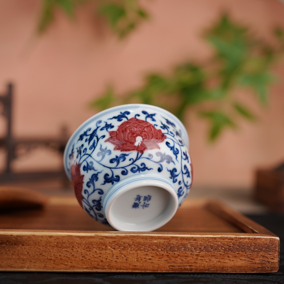 浓淡不在窑里｜九敬堂釉里红牛血红的料层厚薄，下笔那一刻就定了(图2)