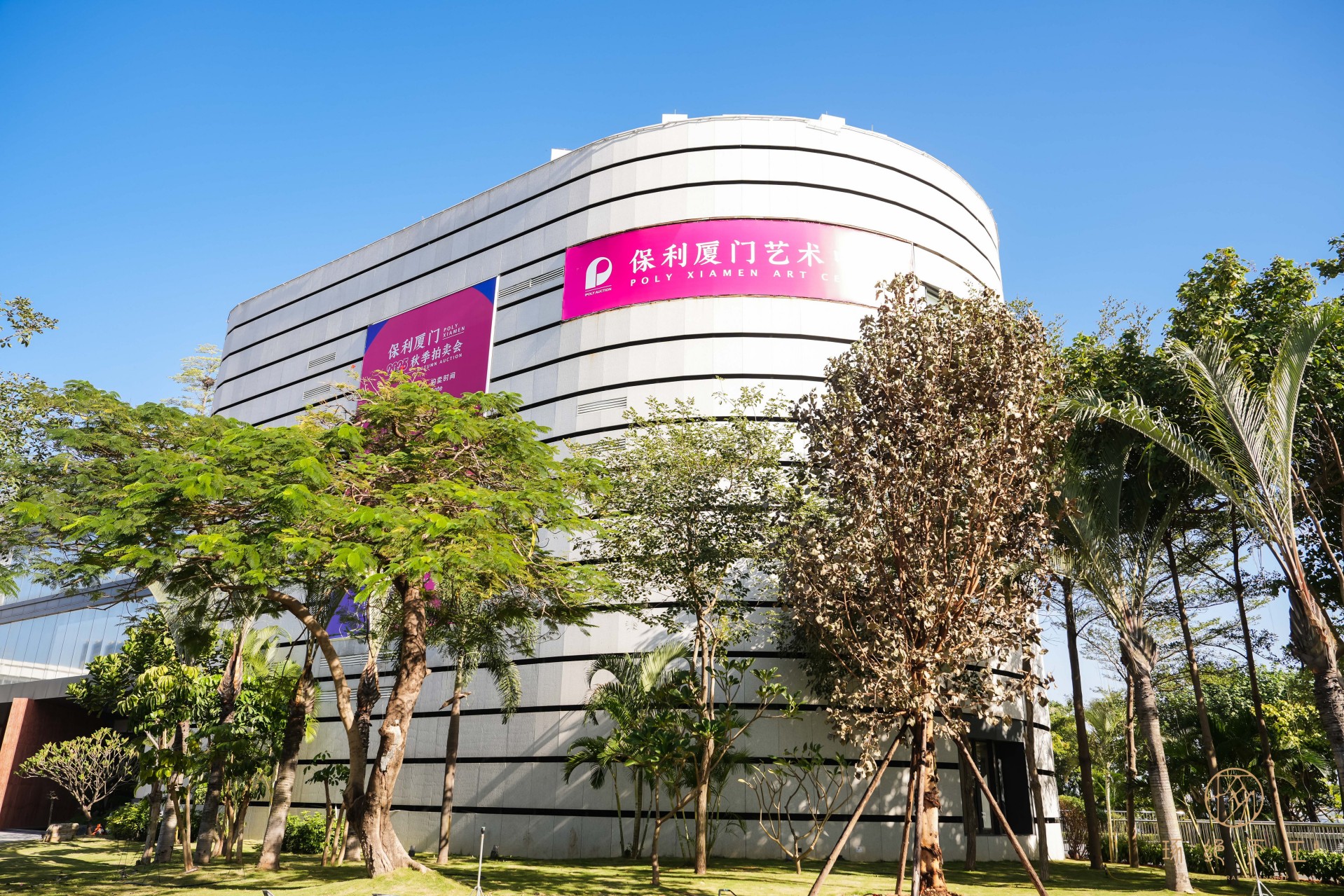 金丝珐琅彩闪耀保利厦门秋拍国际当代艺术周,冯宗凡大师作品受藏家热捧 金刚钻尖游走于薄胎瓷面,金丝为骨,珐琅为魂,百年宫廷绝技在当代艺术周现场焕发新生。 2025年11月保利厦门秋季拍卖会预展现场,一场融合古今的艺术盛宴正在保利厦门艺术中心精彩上演。在“多元共生”当代艺术周暨景德镇陶瓷预展区,冯宗凡带来的金丝珐琅刻瓷作品格外引人注目。 被誉为“金丝珐琅第一人”的冯宗凡大师的作品,成为现场藏家关(图3) 金丝珐琅彩闪耀保利厦门秋拍国际当代艺术周,冯宗凡大师作品受藏家热捧(图3)