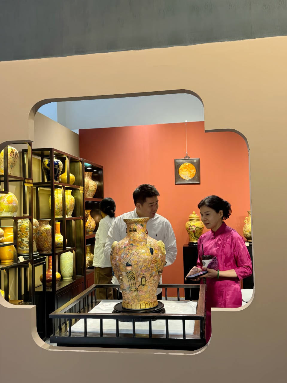 金丝珐琅彩闪耀保利厦门秋拍国际当代艺术周，冯宗凡大师作品受藏家热捧(图1)