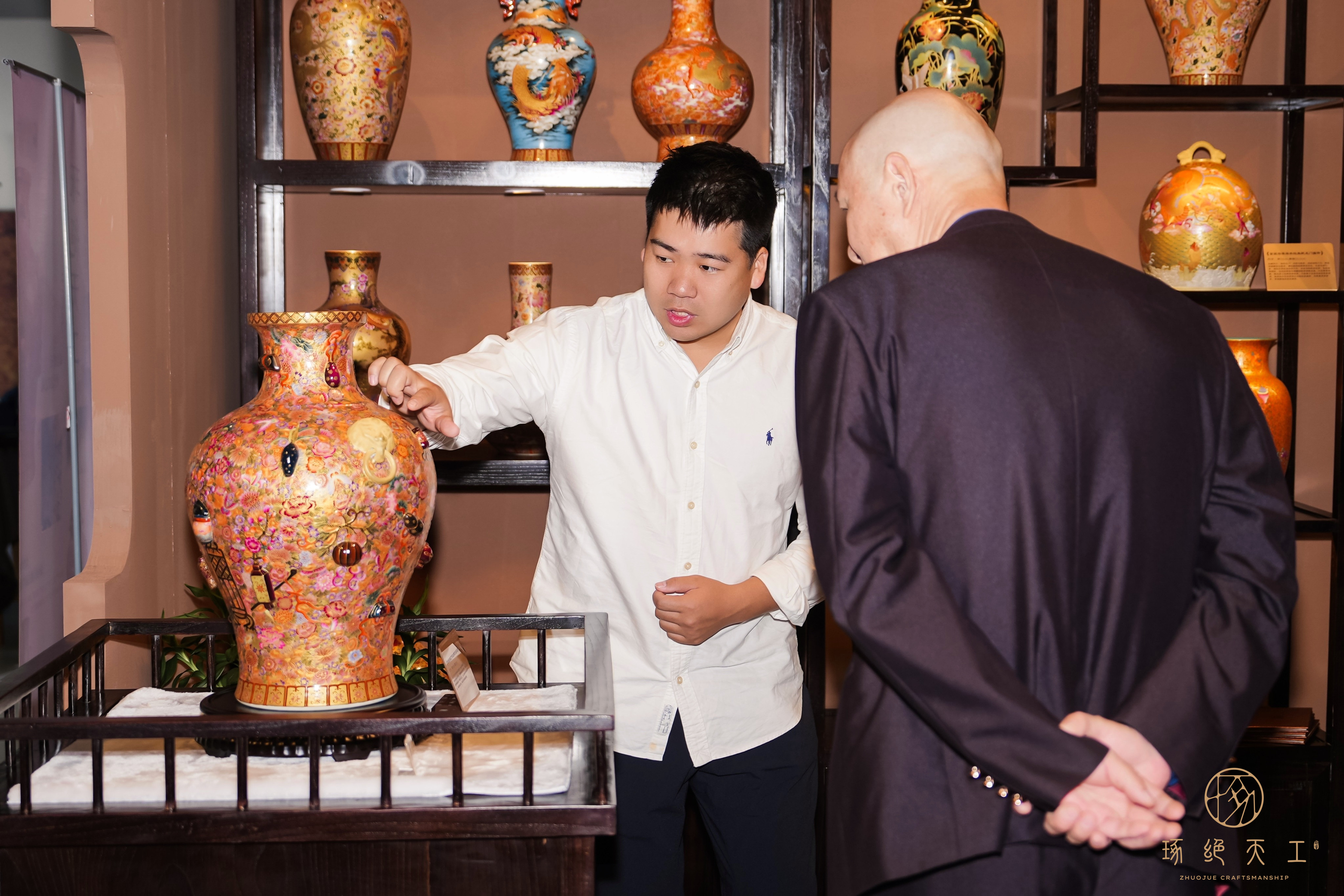 金丝珐琅彩闪耀保利厦门秋拍国际当代艺术周,冯宗凡大师作品受藏家热捧 金刚钻尖游走于薄胎瓷面,金丝为骨,珐琅为魂,百年宫廷绝技在当代艺术周现场焕发新生。 2025年11月保利厦门秋季拍卖会预展现场,一场融合古今的艺术盛宴正在保利厦门艺术中心精彩上演。在“多元共生”当代艺术周暨景德镇陶瓷预展区,冯宗凡带来的金丝珐琅刻瓷作品格外引人注目。 被誉为“金丝珐琅第一人”的冯宗凡大师的作品,成为现场藏家关(图5) 金丝珐琅彩闪耀保利厦门秋拍国际当代艺术周,冯宗凡大师作品受藏家热捧(图5)