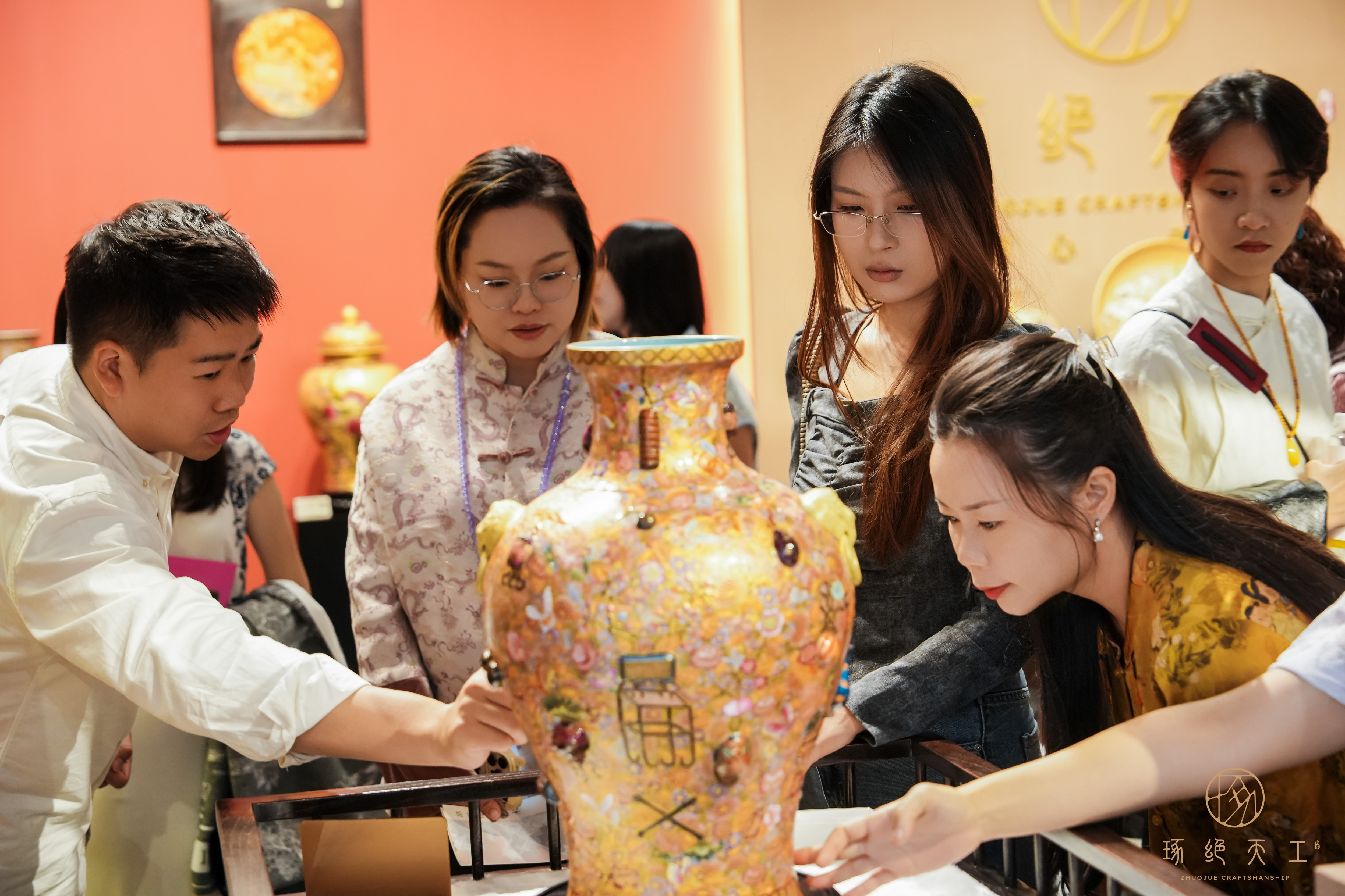 金丝珐琅彩闪耀保利厦门秋拍国际当代艺术周,冯宗凡大师作品受藏家热捧 金刚钻尖游走于薄胎瓷面,金丝为骨,珐琅为魂,百年宫廷绝技在当代艺术周现场焕发新生。 2025年11月保利厦门秋季拍卖会预展现场,一场融合古今的艺术盛宴正在保利厦门艺术中心精彩上演。在“多元共生”当代艺术周暨景德镇陶瓷预展区,冯宗凡带来的金丝珐琅刻瓷作品格外引人注目。 被誉为“金丝珐琅第一人”的冯宗凡大师的作品,成为现场藏家关(图6) 金丝珐琅彩闪耀保利厦门秋拍国际当代艺术周,冯宗凡大师作品受藏家热捧(图6)