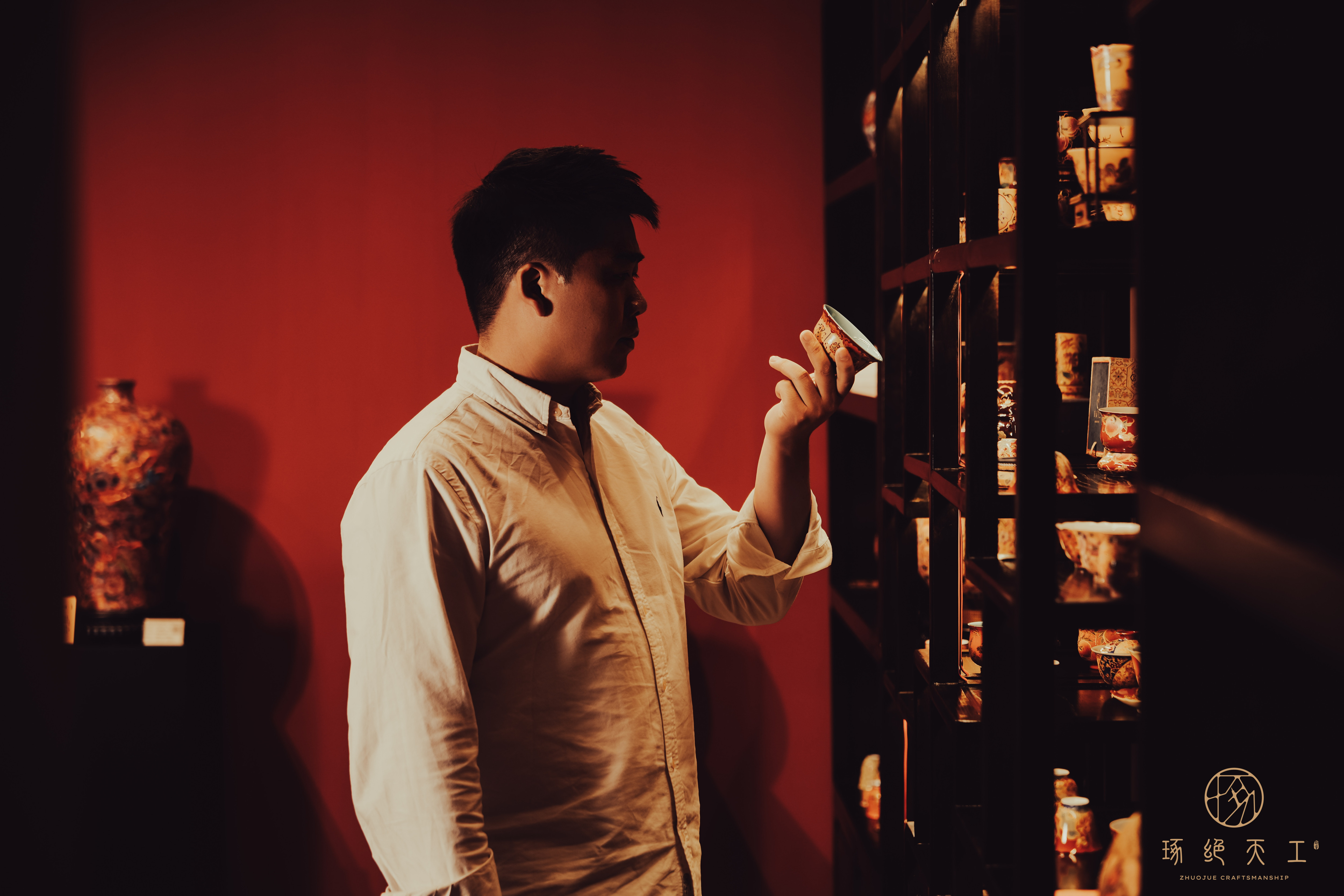 金丝珐琅彩闪耀保利厦门秋拍国际当代艺术周,冯宗凡大师作品受藏家热捧 金刚钻尖游走于薄胎瓷面,金丝为骨,珐琅为魂,百年宫廷绝技在当代艺术周现场焕发新生。 2025年11月保利厦门秋季拍卖会预展现场,一场融合古今的艺术盛宴正在保利厦门艺术中心精彩上演。在“多元共生”当代艺术周暨景德镇陶瓷预展区,冯宗凡带来的金丝珐琅刻瓷作品格外引人注目。 被誉为“金丝珐琅第一人”的冯宗凡大师的作品,成为现场藏家关(图9) 金丝珐琅彩闪耀保利厦门秋拍国际当代艺术周,冯宗凡大师作品受藏家热捧(图9)