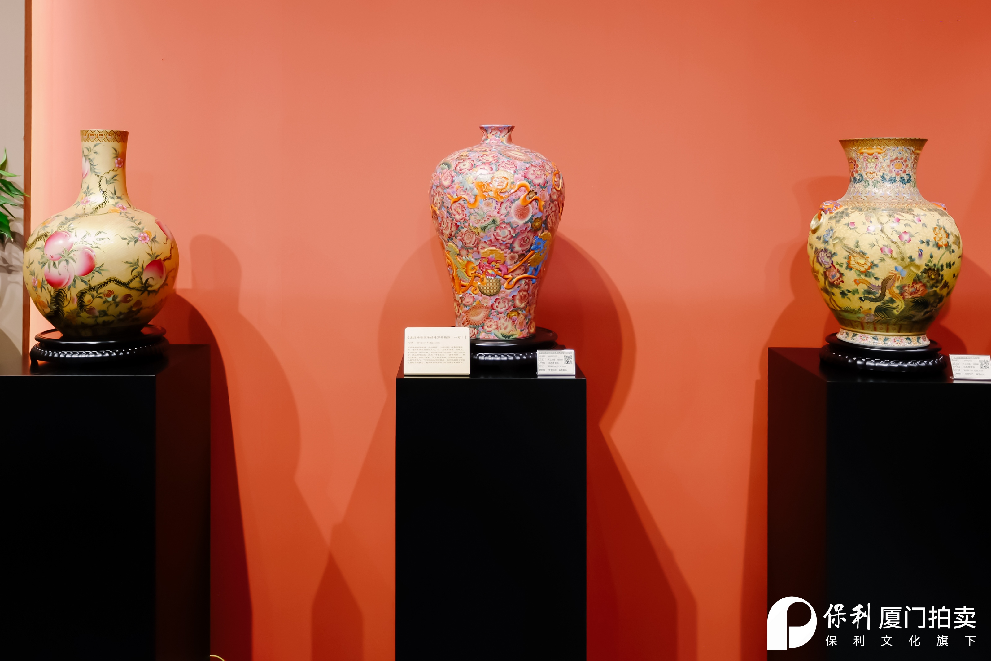 金丝珐琅彩闪耀保利厦门秋拍国际当代艺术周,冯宗凡大师作品受藏家热捧 金刚钻尖游走于薄胎瓷面,金丝为骨,珐琅为魂,百年宫廷绝技在当代艺术周现场焕发新生。 2025年11月保利厦门秋季拍卖会预展现场,一场融合古今的艺术盛宴正在保利厦门艺术中心精彩上演。在“多元共生”当代艺术周暨景德镇陶瓷预展区,冯宗凡带来的金丝珐琅刻瓷作品格外引人注目。 被誉为“金丝珐琅第一人”的冯宗凡大师的作品,成为现场藏家关(图8) 金丝珐琅彩闪耀保利厦门秋拍国际当代艺术周,冯宗凡大师作品受藏家热捧(图8)