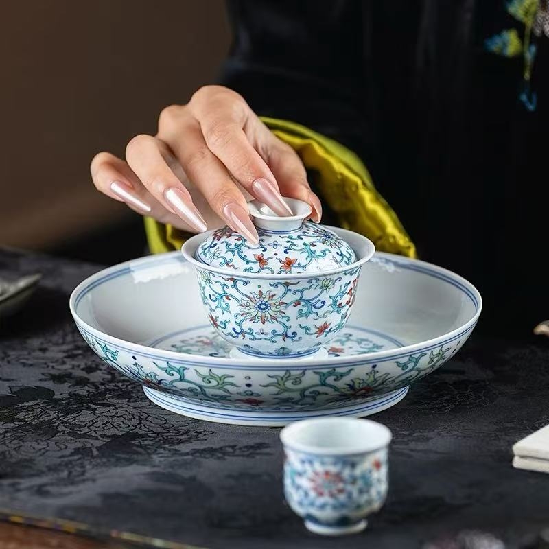 瓷韵承古斗彩传薪|涂杏花窑斗彩缠枝莲系列,双线品鉴体系解锁藏瓷新体验(图2) 瓷韵承古斗彩传薪|涂杏花窑斗彩缠枝莲系列,双线品鉴体系解锁藏瓷新体验(图2)